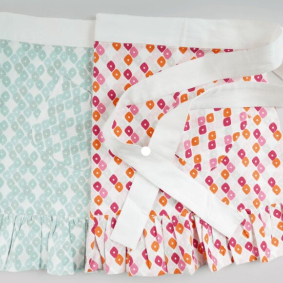2 Cute as a Button Sarah Richardson Candy Lattice Short Aprons 100% Cotton - Picture 4 of 5